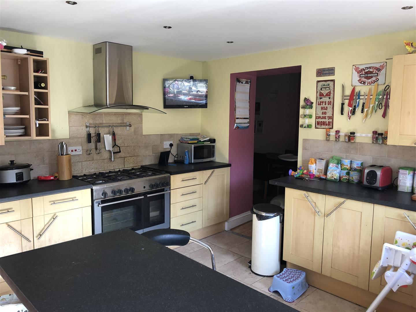 KITCHEN/BREAKFAST ROOM